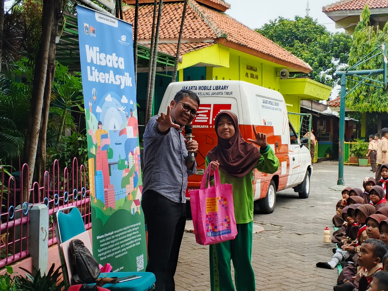 Wisata LiterAsyik Ke SDN Ciracas 11